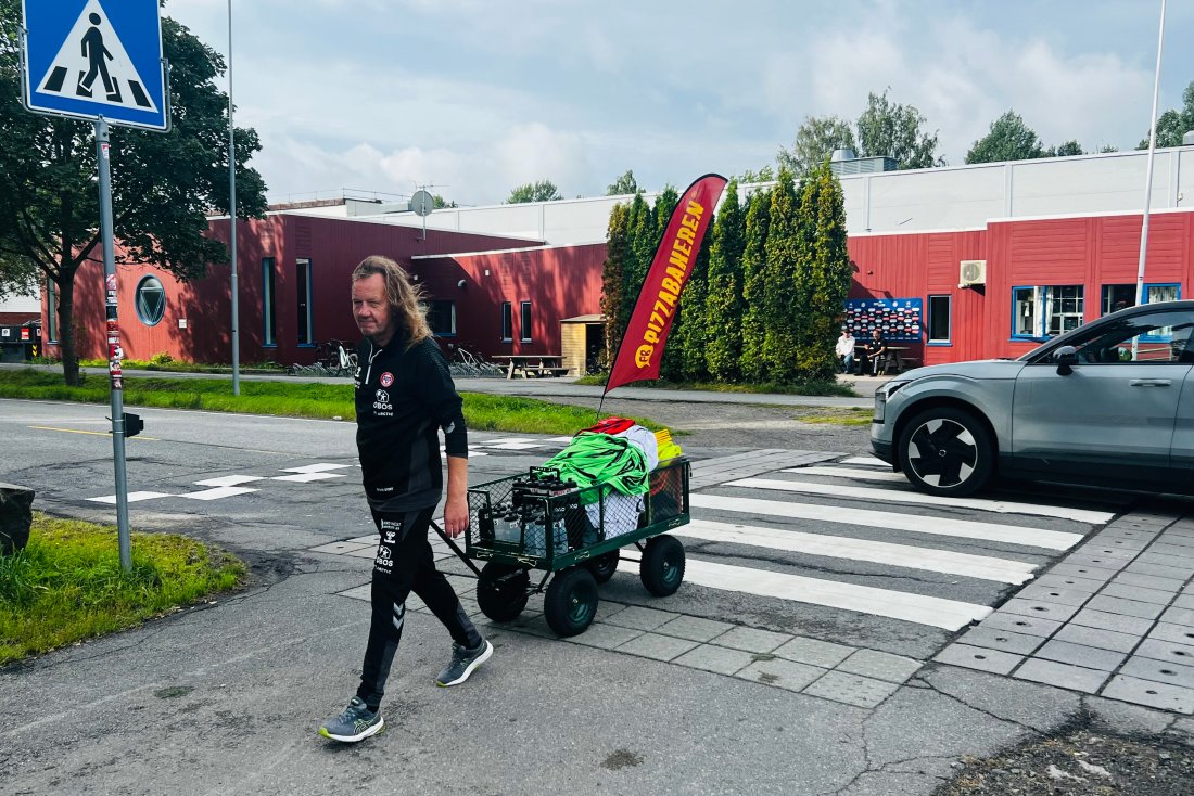 <em>Bjørn elsker å ha lange dager med oppgaver i og rundt KFUM-hallen. Her gjør han i stand for a-lagstrening før han skal av gårde for å spille egen kamp mot Lyn.</em>