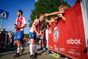 KFUM-gutta tar seg tid med fansen etter kampen mot Sandefjord. Foto: Beate Oma Dahle/NTB