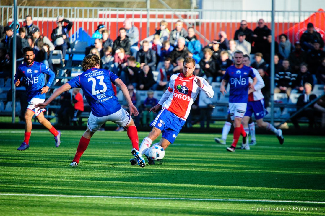 <em>Stian Sortevik i duell med Sander Berge mot VIF i 3. runde i 2016.</em>