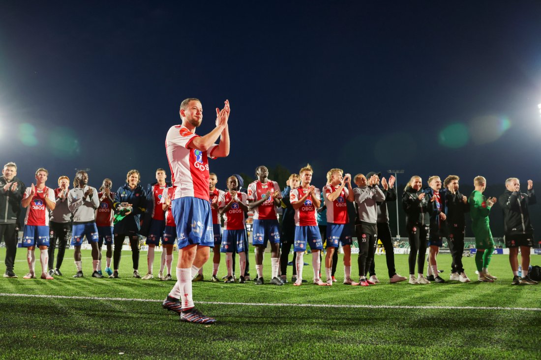 <em>Johannes Hummelvoll Nuñez takker KFUM-supporterne etter 2-0-seieren mot LSK sist. Foto: Amanda Pedersen Giske / NTB</em>