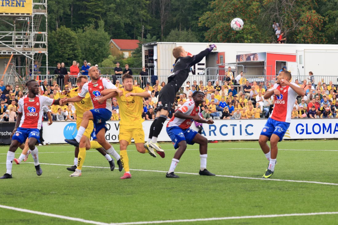 <em>Emil Ødegaard bokser unna. Foto: Tor Erik Schrøder / NTB</em>