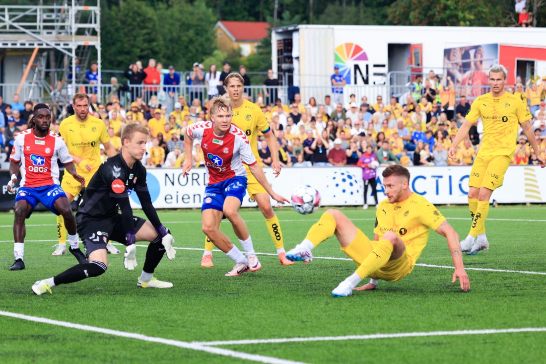 <em>Her dytter Kasper Høgh ballen i mål, men scoringen ble annullert av VAR-rommet. Foto: Tor Erik Schrøder / NTB</em>