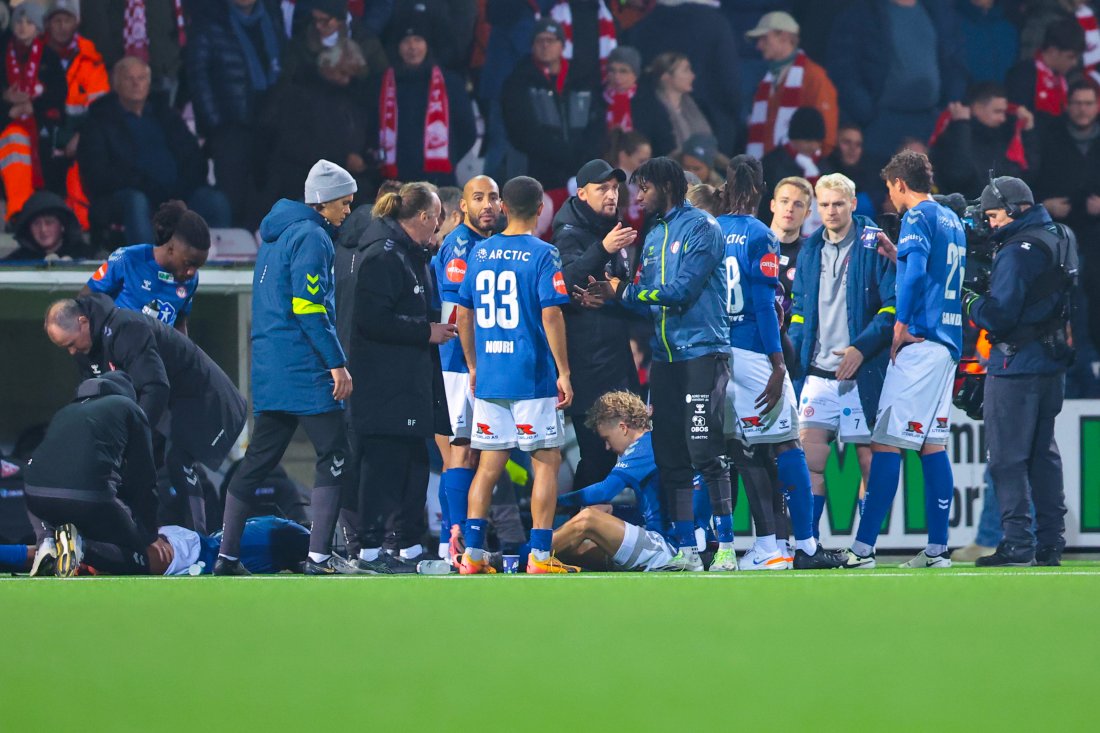 <em>Peptalk i pausen etter første ekstraomgang. Foto: Thomas Andersen / NTB</em>