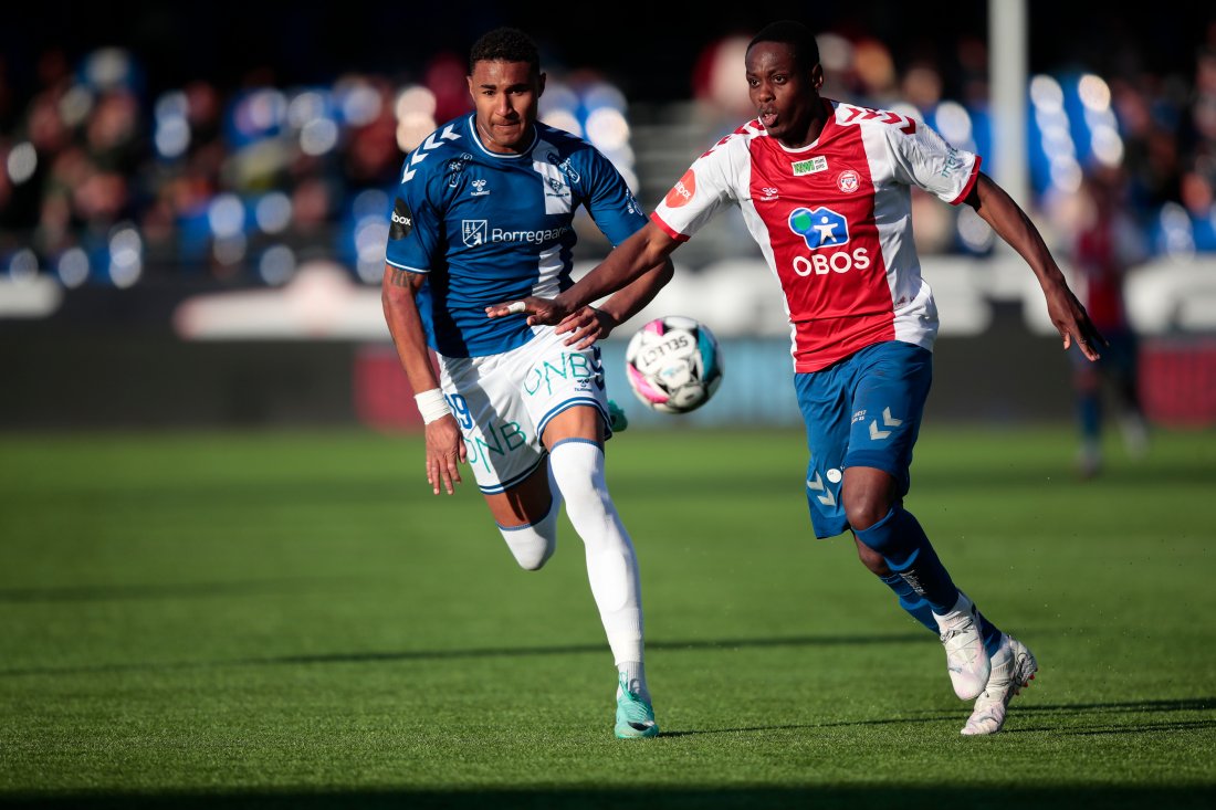 Shola Akinyemi under eliteseriekampen mellom Sarpsborg 08 og KFUM-kameratene