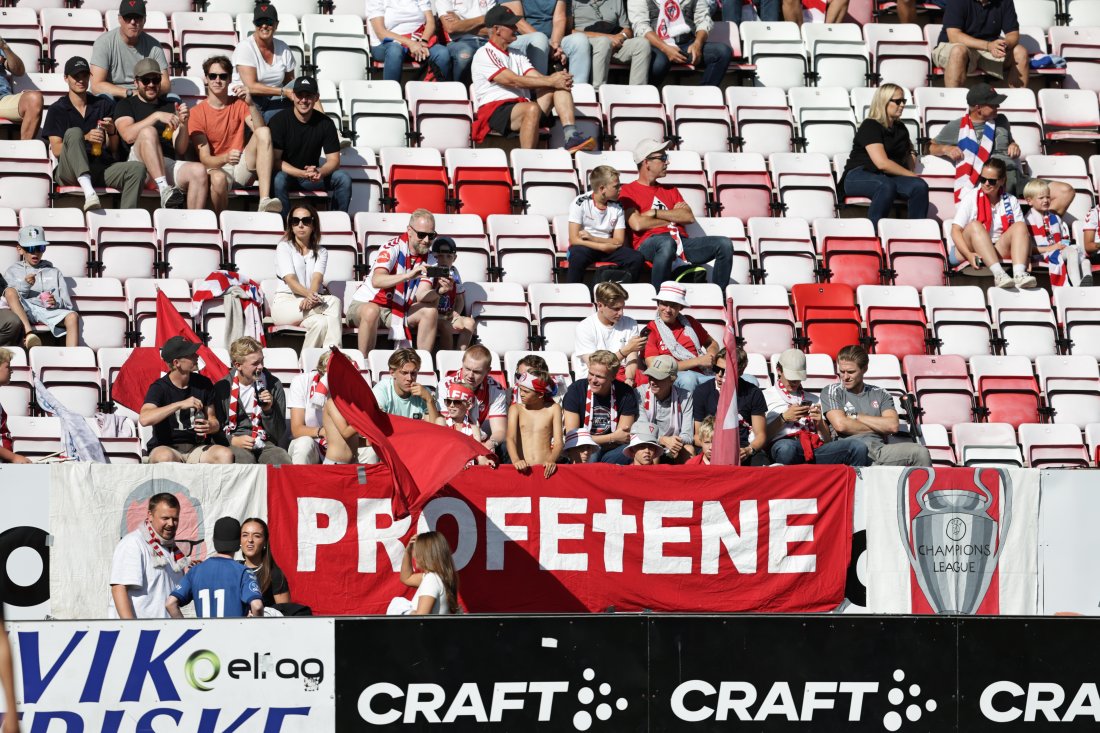 <em>Et godt lass med profeter var på plass på Fredrikstad stadion. En god del startet dagen med fotballgudstjeneste i byens domkirke. Foto: Thomas Andersen / NTB</em>