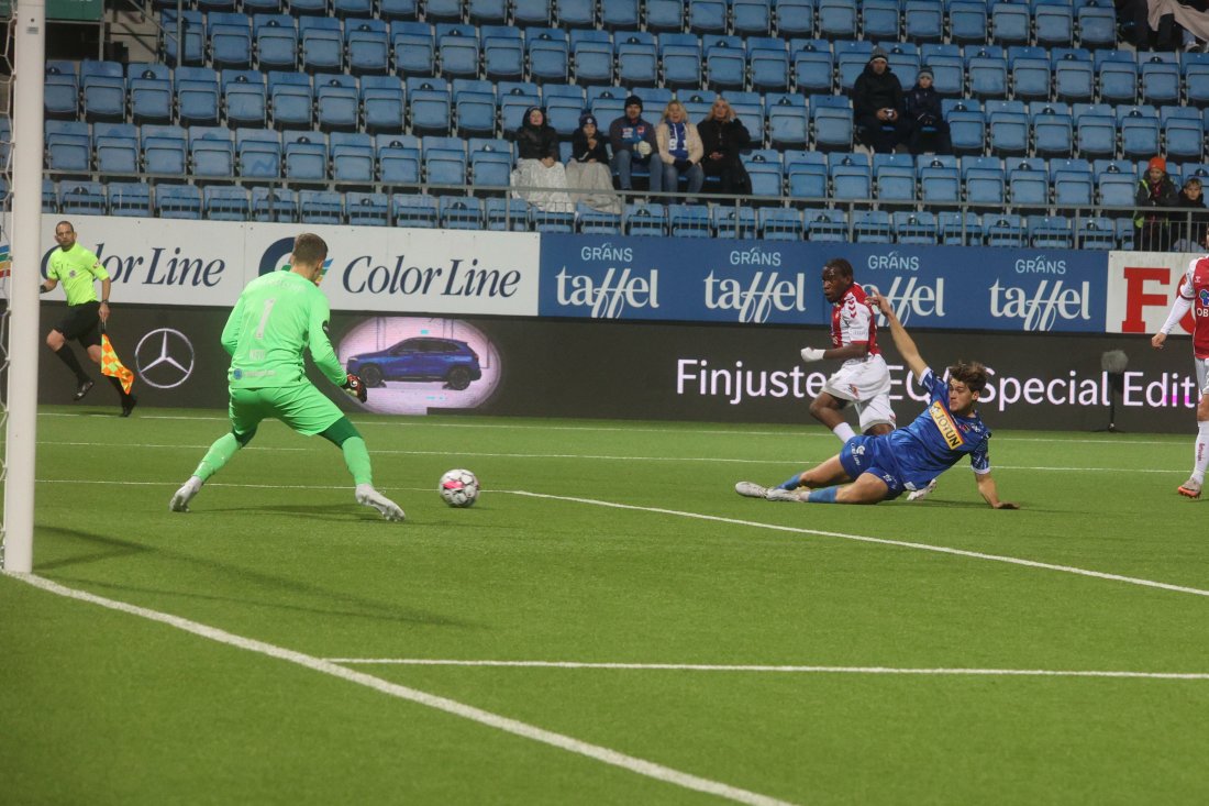 Her setter Obi sitt første mål i Eliteserien, men det holdt dessverre ikke til poeng. Foto: Guttorm Lende