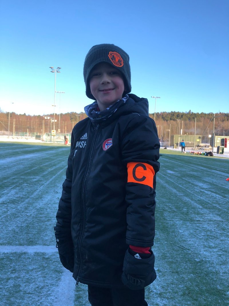 Mathias Sundby Hagen.<br /><br />Mathias er en svært engasjert gutt, han er alltid klar for trening og en av de første vi ser på feltet! Han er ivrig på banen og følger alltid med under samlingene. Mathias er en god kaptein fordi han hjelper lagspillere og roser når de gjør noe bra, men også sier ifra om noe er galt!&nbsp;
