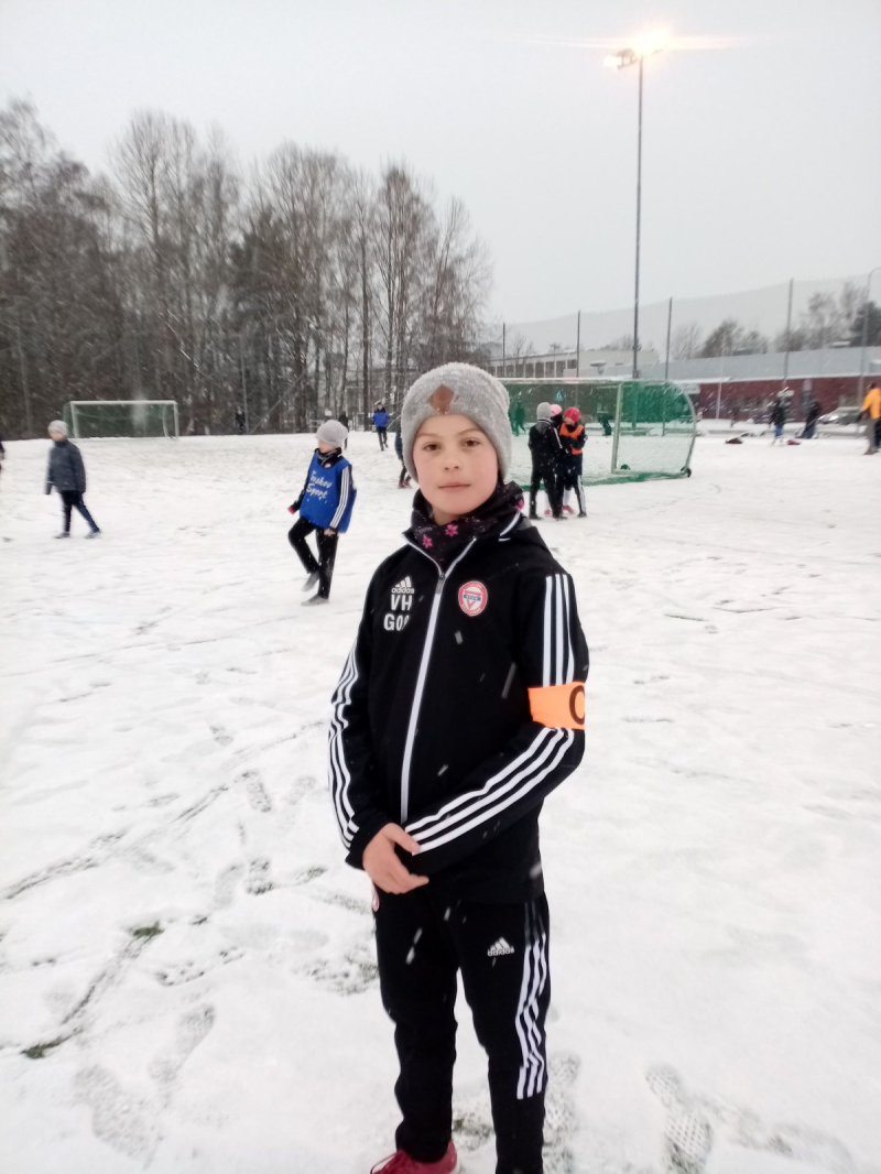 Vetle;<br />Vetle har over lang tid stått frem som et godt eksempel på hva gode og sunne vaner innebærer. Han møter opp på hver eneste trening med en positiv innstilling og engasjement som bidrar til bra stemning og kvalitet på øktene. Vetle møter alltid lagkamerater og trenere med et smil både på og utenfor banen. Han er flink til å stille spørsmål, er interessert i å lære og interessert i menneskene rundt seg. Samtidig setter Vetle krav til de rundt seg og ikke minst seg selv.