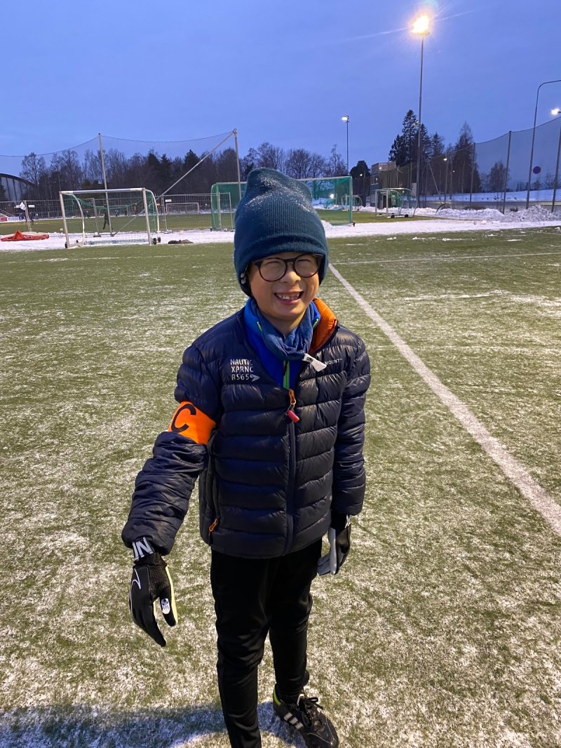 Jon Wu;<br />Det er veldig fint å ha Jon Wu på treninga. Han er en som skaper god stemning i gruppa, og bidrar til at alle har det bra. Jon Wu er rettferdig og ærlig. Han gjør alltid sitt beste på øvelsene. I tillegg er Jon Wu flink til å hjelpe trenerne med å rydde etter treninga. Dette setter vi stor pris på. Alt i alt er Jon Wu en gledesspreder som bidrar til at alle har det bra på trening!