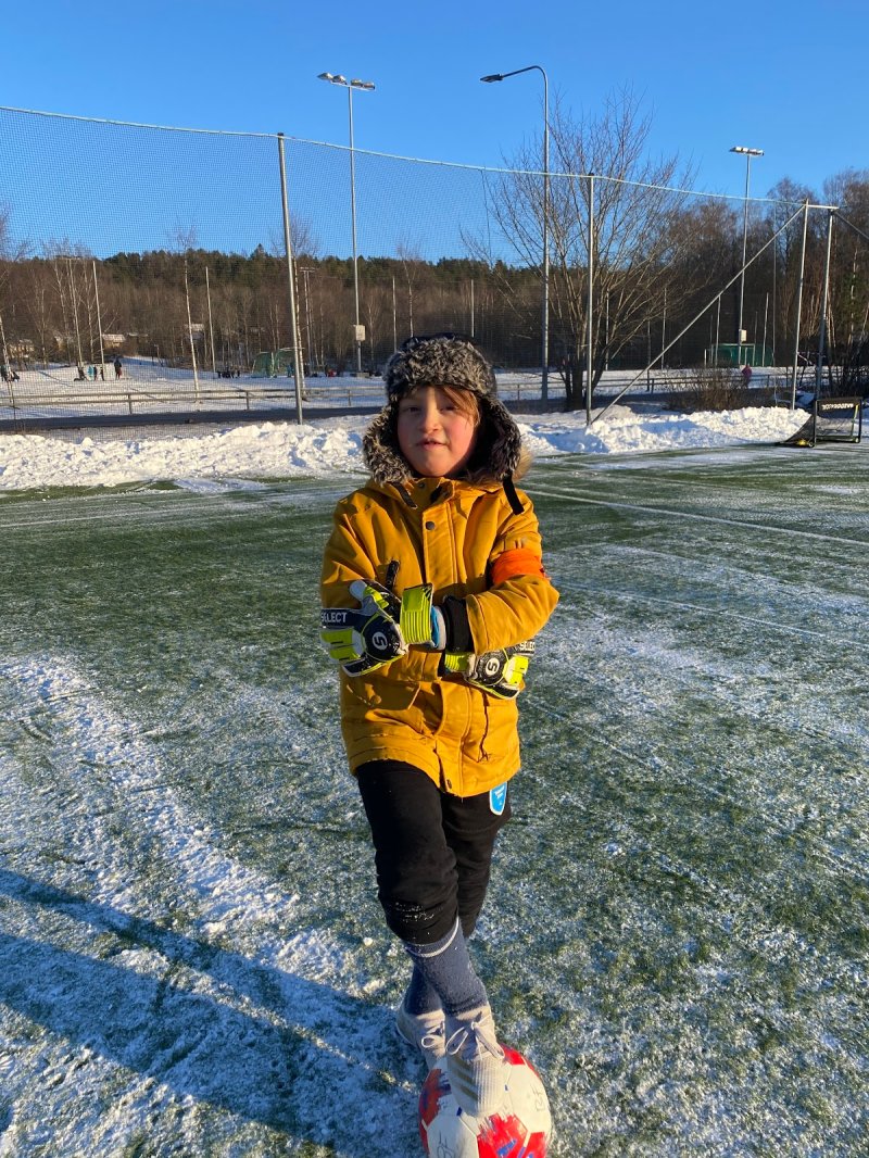 Aksel;<br />Aksel gir alt på trening. Han er skikkelig engasjert! Dette inspirerer de andre til å gi litt ekstra på øvelsene. Man kan se at Aksel er veldig glad i fotball. Han elsker alt som har med konkurranse å gjøre, spesielt kamp. Dette smitter!<br />I tillegg har Aksel jobbet med FairPlay. Dette har man kunne sett forbedring av.<br />Aksel har også vært flink til å hjelpe oss trenerne. Når vi trenger hjelp med å samle baller hjelper han som oftest til.<br />Når noen faller og slår seg er det veldig ofte Aksel går bort og spør om det går fint. Dette er en god kapteinegenskap.<br />Alt i alt er vi veldig glad for å ha Aksel på akademiet. Han sprer mye glede!<br />Gratulerer så mye med kapteinsbindet Aksel!
