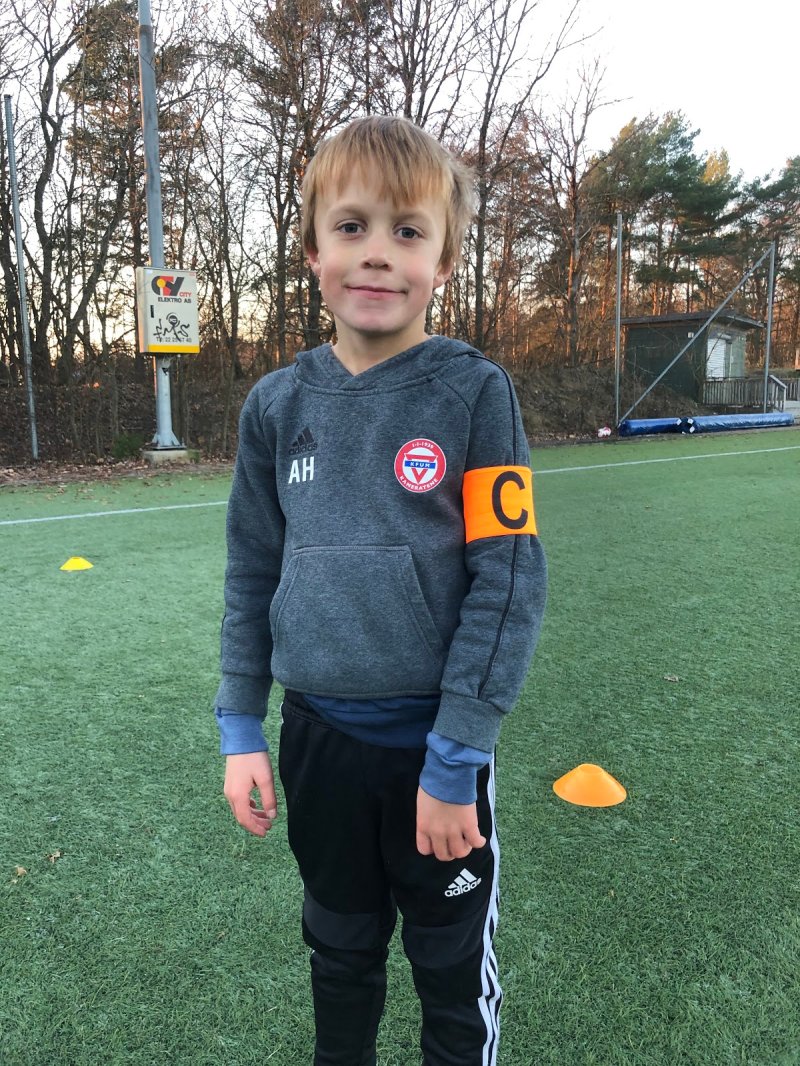 Aksel;<br />Aksel møter oss alltid med et smil på akademiet! Det smitter over både på ledere og de andre barna :)<br /><br />Aksel kommer alltid tidsnok til trening og lytter til trenerne under samling! Slik hjelper han trenerne med å få til en god og effektiv økt. Aksel har utviklet seg mye dette semesteret, vi ser at han inkluderer hele laget både på og utenfor banen. Han spiller kontrollerte pasninger og ser rommene på banen der han er tilgjengelig for medspillere. Aksel er en god lagspiller, både på banen og for fellesskapet på akademiet!&nbsp;