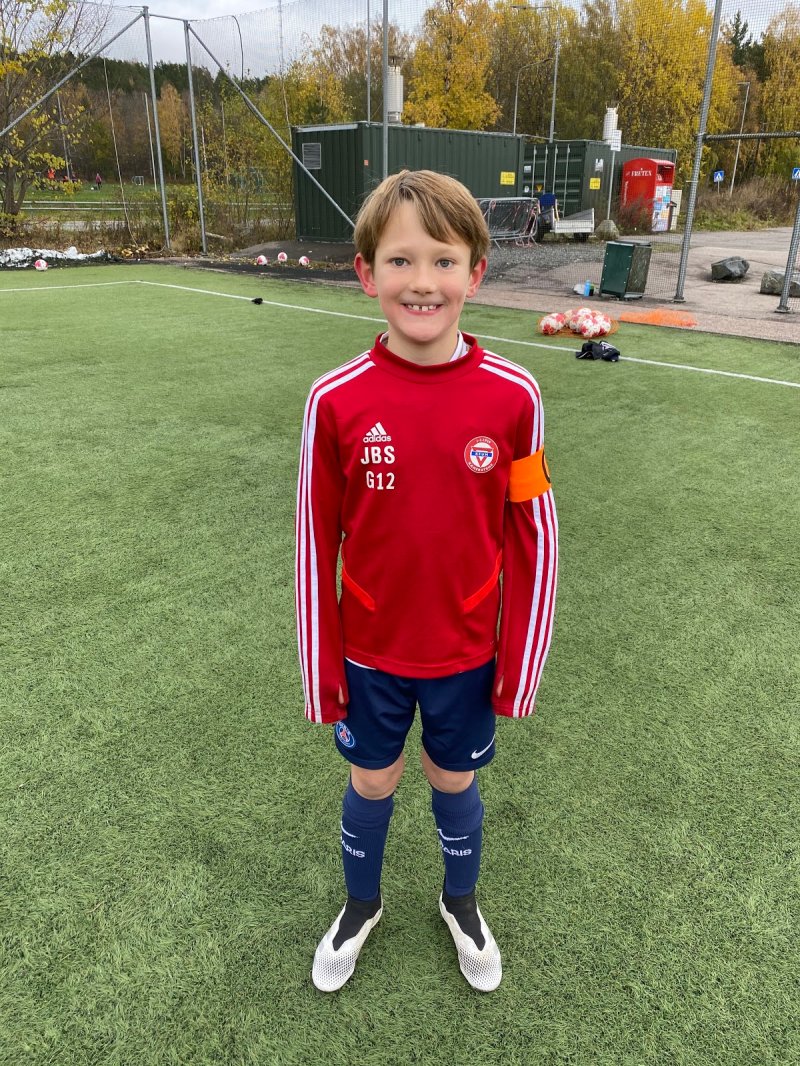 Jonas Bernthon-Stråtveit;<br />Jonas er en hyggelig gutt som alltid stiller opp på trening og drar med seg laget fremover, han går virkelig fram med et godt eksempel for hvordan man skal oppføre seg både på og utenfor banen. Han er godt fotballmessig til å løfte blikket og spiller ofte medspillerne sine i gode posisjoner. Utenfor banen er han god på å se alle og er med på å skape god stemning!&nbsp;