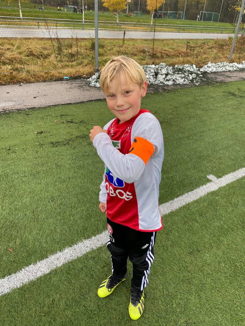 Martin Mio Lykke;<br />​​​​​​Martin er en gutt hvor smilet aldri forsvinner, han er en kjempegod lagspiller både på og utenfor banen. Han løfter blikket på banen og spiller gode pasninger som setter medspillerne i målsocringsposisjoner. Utenfor banen er han fantastisk på å se alle og spesielt de som kanskje faller litt utenfor.&nbsp;