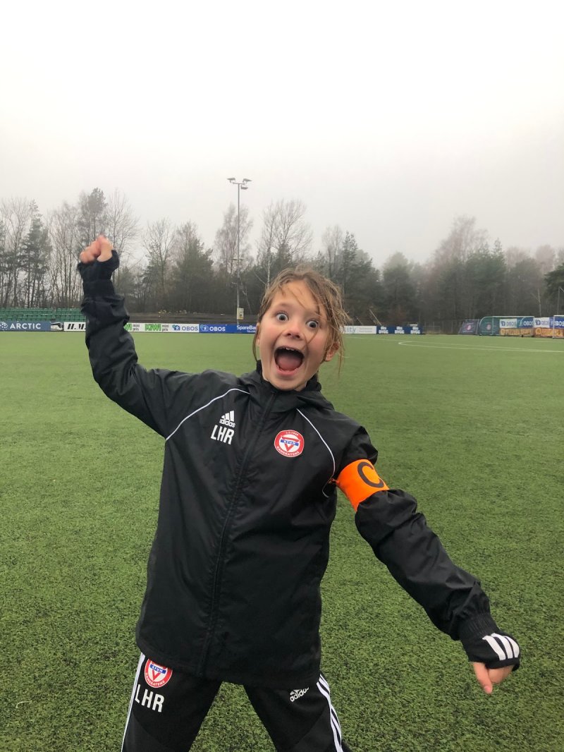 Lycke Heitmann Rognerud;&nbsp;Lycke blir kaptein fordi hun er flink til å se alle på trening. Hun gir gode tilbakemeldinger til medspillerne sine og heier og støtter dem alltid. Hun er ivrig og lærevillig. Hun er flink til og høre på trenerne og om det er noe som skal gjøres eller ryddes, så gjør Lycke det.