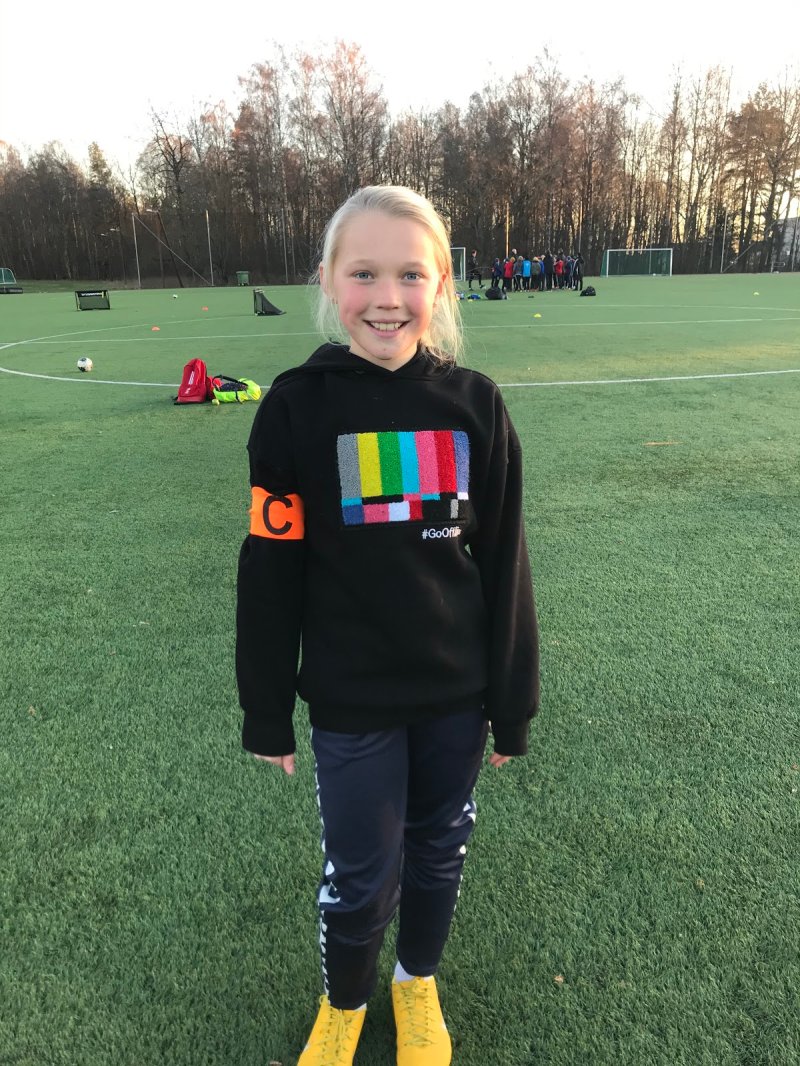 Beate Lønn Bonnerud;<br />Beate er en spiller som er utrolig hyggelig mot medspillere og trener, og gir alt på trening. Hun har fått kapteinsbindet for hun utfyller godt det vi ser etter i J2010 sitt tema: Vi lærer oss gode holdninger og gode vaner. Hun ser sine medspillere, møter alltid tidsnok på trening, og&nbsp; spiser og drikker godt før trening slik at hun har nok energi til å gjøre sitt beste på banen.