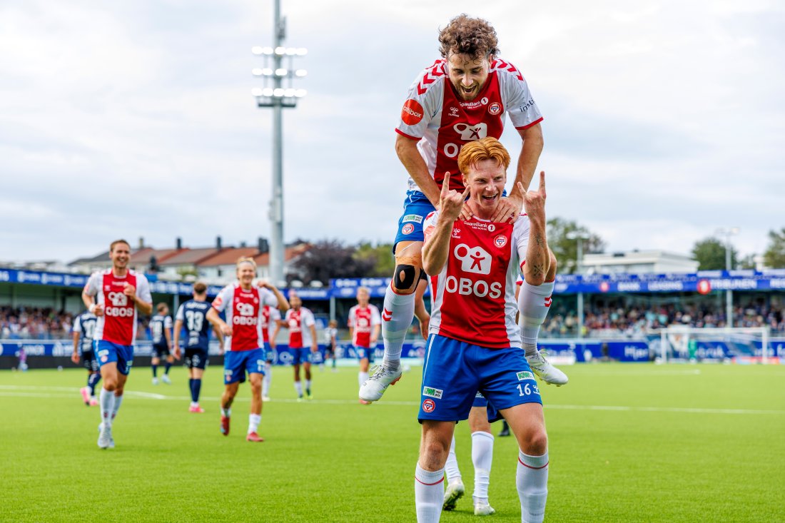 <em>Glade KFUM-kamerater på Nordmøre stadion i fjor. Da endte det 0-5. Foto: Svein Ove Ekornesvåg / NTB</em>