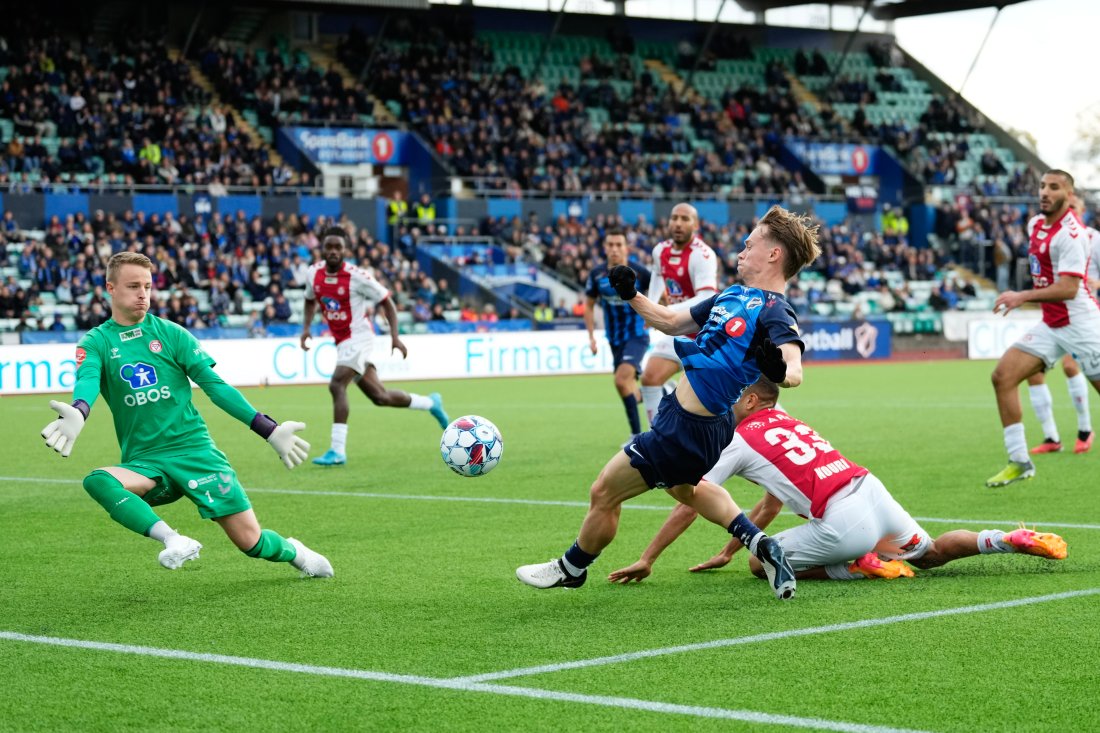 <em>Rasmus snuser på scoring i NM-kvartfinalen mellom Stabæk og KFUM i 2024. Her stoppes han av det som nå blir hans nye lagkamerater. Foto: Beate Oma Dahle / NTB</em>