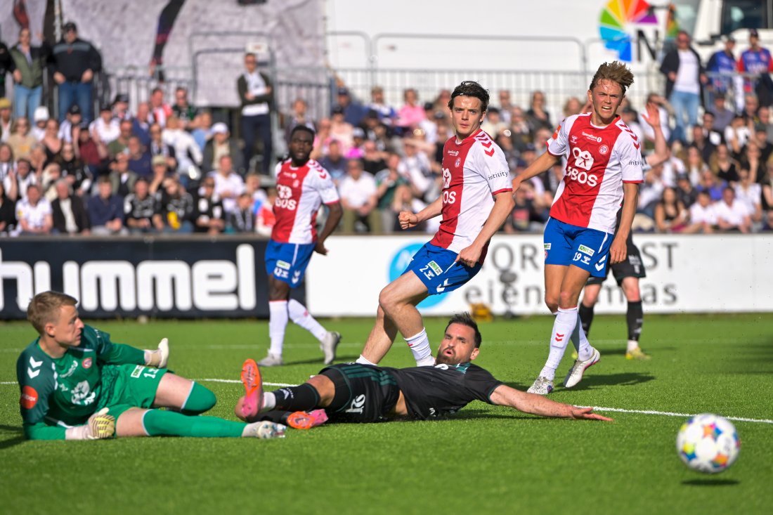 <em>Emil i aksjon mot RBK i år der han holdt nullen. Noe han har gjort i 18 av de 61 eliteseriekampene han har spilt. Foto: Annika Byrde / NTB</em>