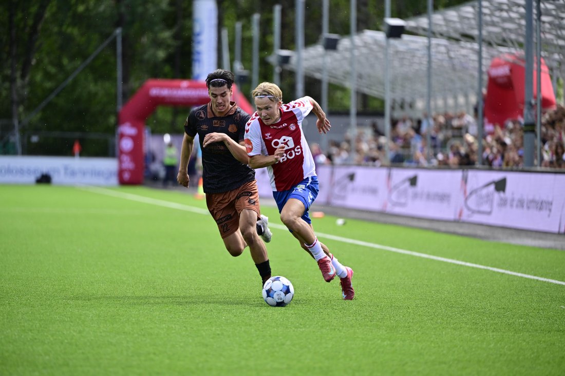 <em>Simen Hestnes i aksjon. Midtbanespilleren måtte ut med en skade i andre omgang. Foto: Annika Byrde / NTB</em>
