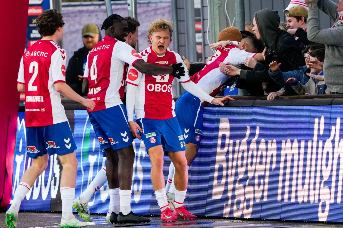 <em>Simen Hestnes jubler etter med profeter og lagkamerater etter sitt 2-1-mål. Foto: Heiko Junge / NTB</em>