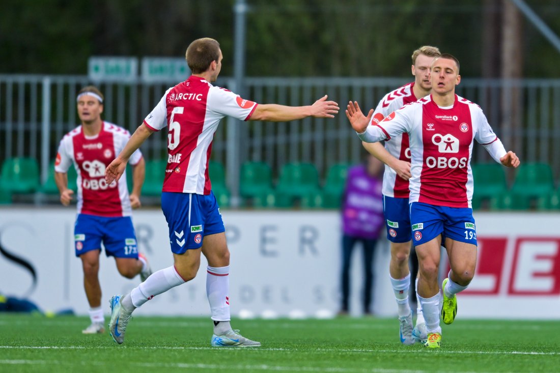 <em>FØRSTE: Niclas Schjøt Semmen reduserte da det var igjen noen minutter, mens Fredrik Berglie (ryggen til) fikk sin eliteseriedebut for Kåffa. Foto: Annika Byrde / NTB</em>