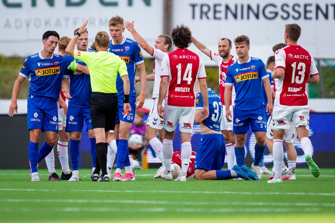 <em>Tidvis ampert og kaotisk på Jotun Arena. Her får Sandefjord-spiller Jakob Vester rødt kort, mens Robin Rasch fikk en smell som gjorde at han måtte forlate banen. Foto: Jonas Been Henriksen / NTB</em>