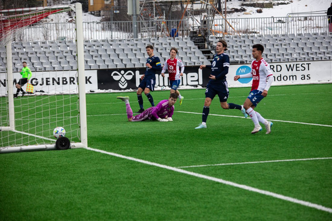 <em>TO: Rasmus satte inn nummer to da han kom alene med keeper. Foto: Markus Bratlie</em>