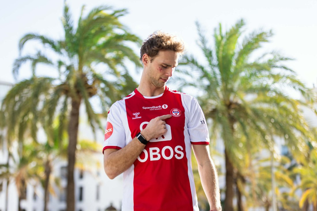 <em>Magnus spilte i rødt og hvitt for Bryne i fjor høst. De neste tre årene skal han spille med de samme fargene, men med en annen logo. Foto: Markus Bratlie</em>