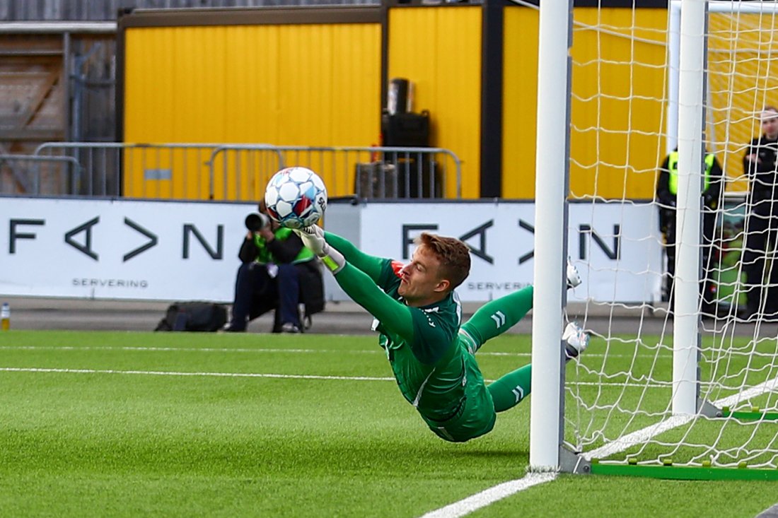 <em>Emil på plass igjen og spilte en stor kamp. Her redder han straffa. Foto: Mats Torbergsen / NTB</em>
