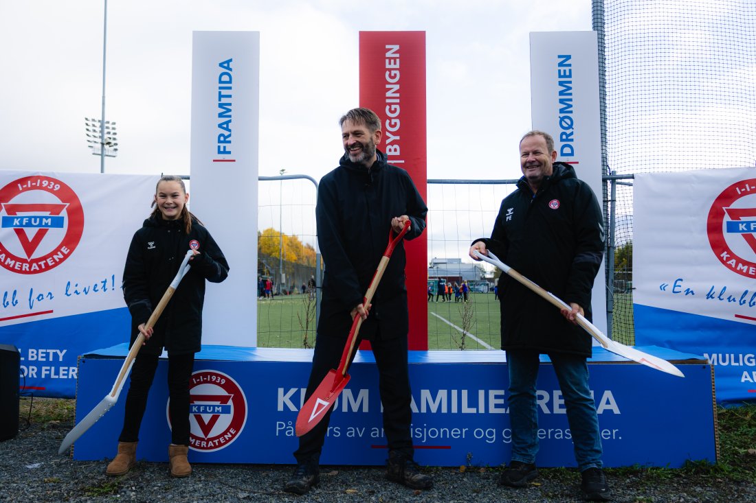 <em>Leona Lunder Brenne, Eirik Lae Solberg og Bjørnar Fahre hadde et godt tak om spadene på Ekeberg i ettermiddag. Foto: Markus Bratlie</em>