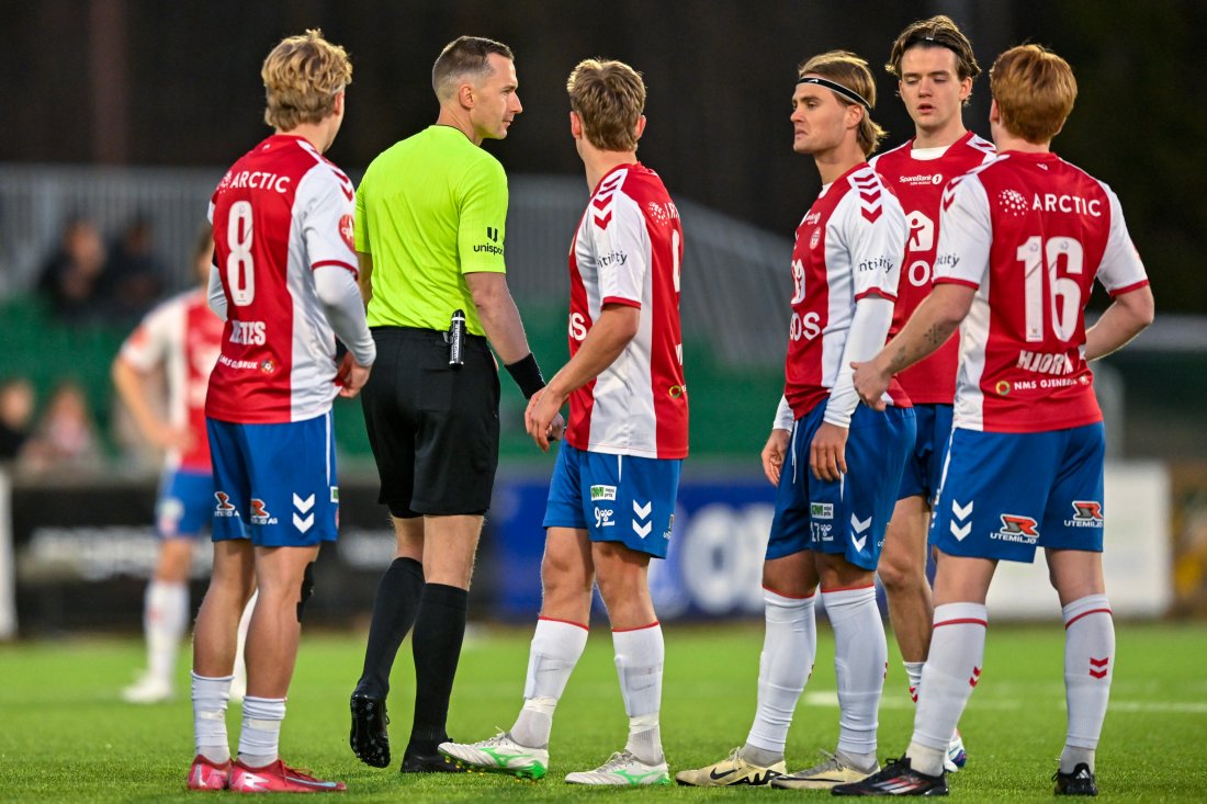 <em>Dommeren ble tema etter kvelden på KFUM Arena. Foto: Annika Byrde / NTB</em>