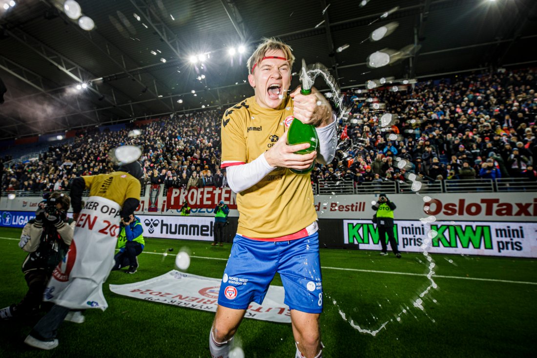 <strong>OPPSYKKSJUBEL:</strong><em> Livlig både på og utenfor banen, det kjennetegner Simen sin tid i KFUM. Foto: Nyebilder / Thomas Bjørnflaten</em>