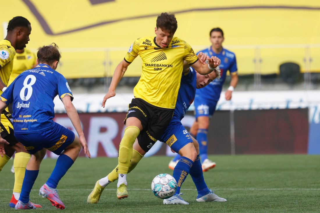 <em>Sander Hansen Sjøkvist i duell med Sondre Auklend som Jerv-spiller i 2023. Foto: Tor Erik Schrøder / NTB</em>