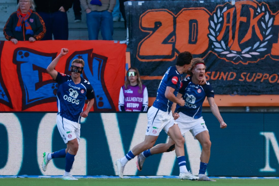<em>Simen jubler etter tidlig ledermål, men dessverre holdt det ikke inn. Foto: Frederik Ringnes / NTB</em>