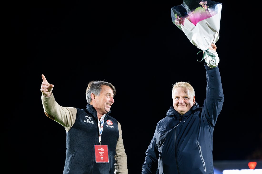 <em>Hyllet foran et fullsatt KFUM Arena.</em>