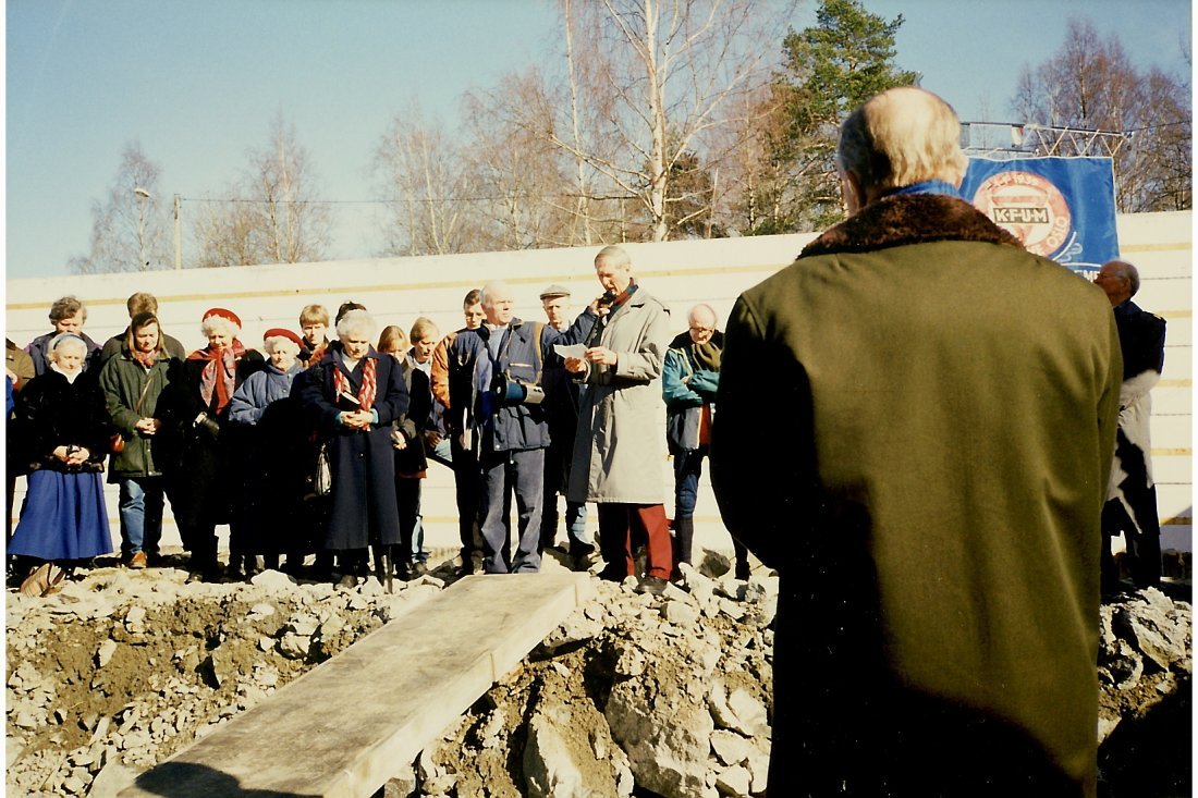 <em>Øyvind med ordet i forbindelse med grunnsteinsnedleggelse av KFUM-hallen tidlig på 1990-tallet.</em>