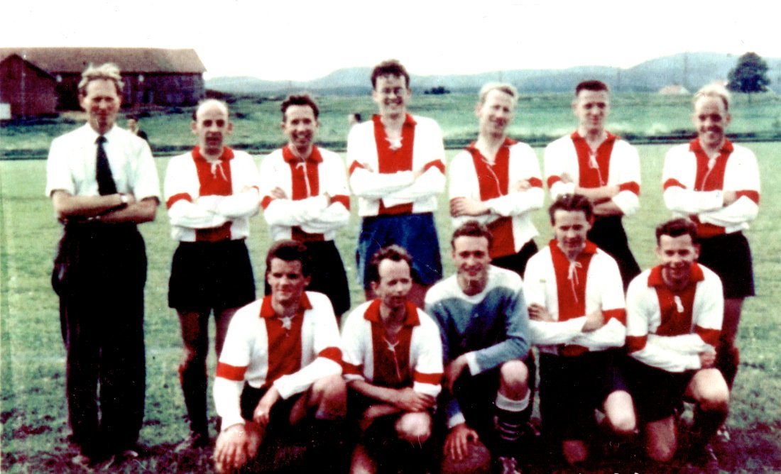 <em>Øyvind som lagleder for denne gjengen. Flere på bildet var sentrale i oppbyggingen av KFUM-kameratene.</em>