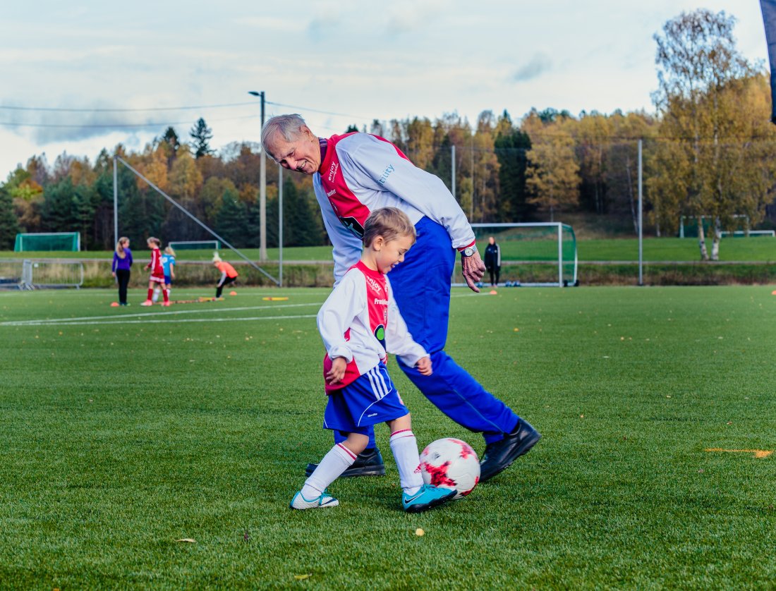 <em>Øyvind i ballek med nye KFUM-generasjoner i 2017.</em>