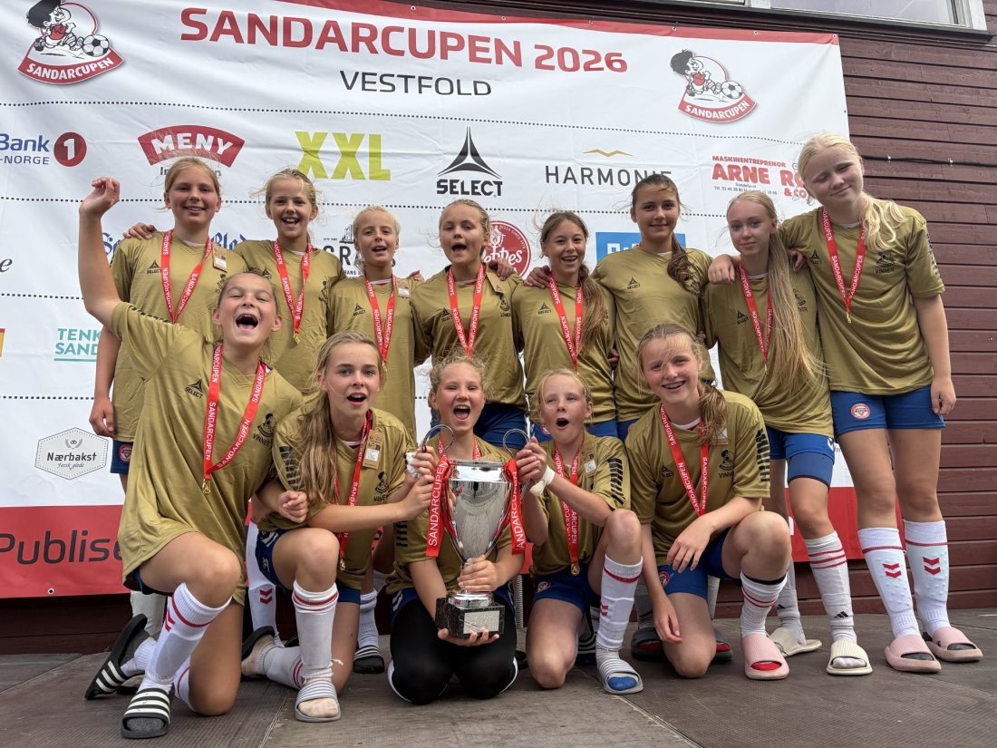 <br />GULLJENTER: Bak fra v. Nina Arneberg, Hennie Skjennald Stabenfeldt, Agnes Lundaas (lånt fra KFUM J2014), Thea Løkke (lånt fra KFUM J2014), Linea Isabel Flandez-Øyen, Tilde Lund-Holgersen, Katinka Ilebekk Pedersen, Mia Melby.<br />Foran fra v.: Leona Lunder Brenne, Nora Skog-Hauge Pedersen, Yrja J. Sollien Fjeldseth, Thea Hjelmstadbakk Valø, Sunniva Ramby Devold.